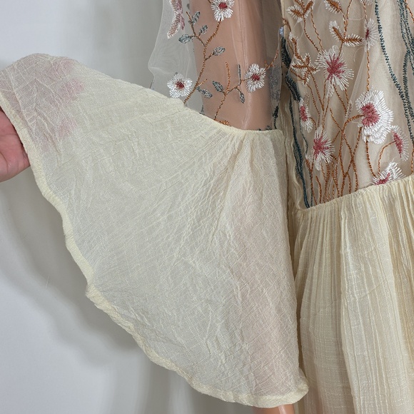 Umgee Floral Embroidered Mini Dress Bell Sleeve Beige Boho Womens Size XL - Picture 7 of 12